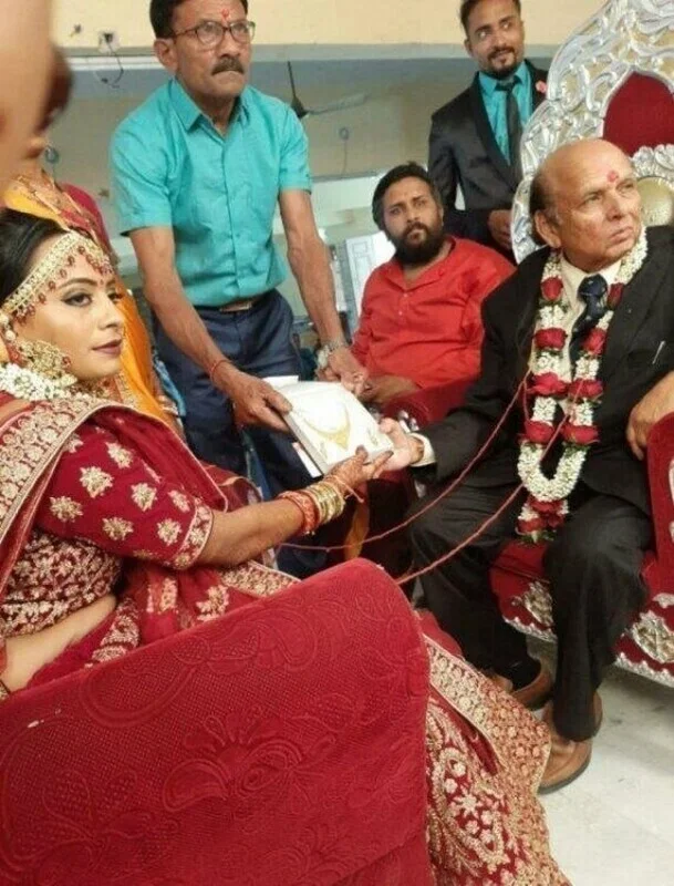 Old Age Boss Married her Beautiful Young Secretary And Fucked her on Suhagraat Leaked MMS