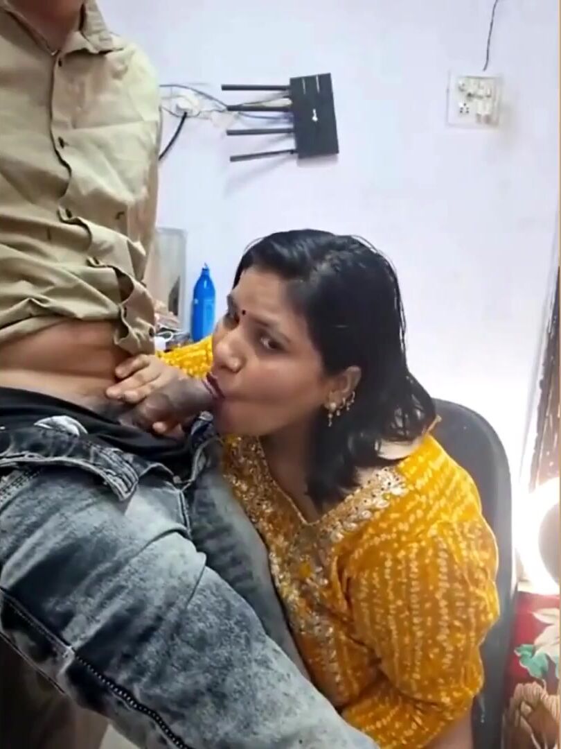 Indian Sexy Dick Sucker aunty Passionate Blowjoab on Live Streaming Desi MMS